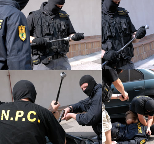Členové N.P.C. - Národní protidrogové centrály Policie ČR při výcviku s novou pomůckou